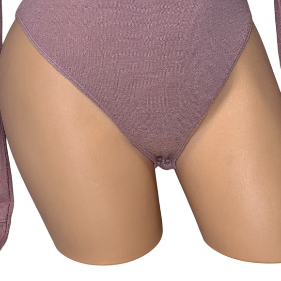 Abercrombie & Fitch Women's Size XS Long Sleeve V Neck Knit Bodysuit Mauve Top - Picture 4 of 11